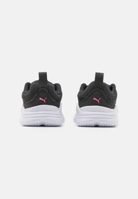 Zwarte textielsneakers met een ademende bovenkant van gaas, witte tussenzolen, roze accenten en trekloopjes aan de hiel voor gemakkelijk aan- en uittrekken.