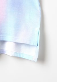 Camiseta de color azul claro con un efecto degradado que va de un suave rosa a un azul claro, con un escote redondeado y mangas cortas.
