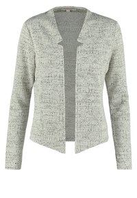Cardigan gris claro con un patrón texturizado, de frente abierto, mangas largas y un dobladillo ligeramente curvado. Fabricado con una tela suave y tejida.