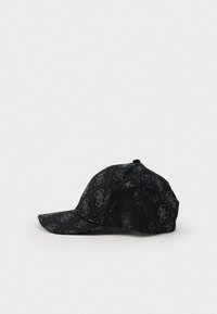 Fekete baseball sapka, teljes felületen fényes sötétszürke, összefonódó monogramos mintával, ívelt karimával és tetején gombbal, egyszínű háttér előtt.
