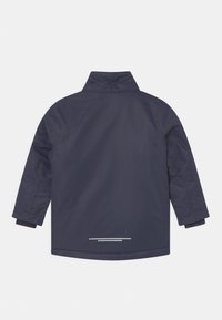 Giacca impermeabile blu navy con colletto alto, maniche lunghe e polsini elasticizzati; presenta una striscia riflettente vicino all'orlo.