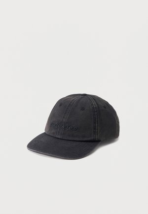 Gorra de béisbol negra de seis paneles con visera curva y un logo bordado sutil en el frente, mostrada sobre un fondo blanco liso.