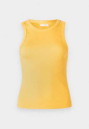 Top fără maneci de culoare galbenă, cu un decolteu rotund și o siluetă ajustată. Textură netedă, design minimalist și fără accesorii sau detalii vizibile.