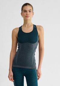 Teal sportieve tanktop met contrasterende grijze meshpanelen, een ronde hals en een aansluitende pasvorm. Bevat een logo op de zoom en een textuurstof.