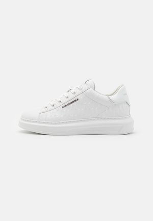 Weißer Sneaker mit niedrigem Schaft, geprägtem Muster, Schnürung vorne, dicker Sohle und "Karl Lagerfeld"-Branding an der Seite und am Fersenriemen.