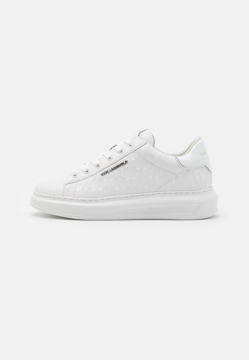 Baskets blanches basses avec motif embossé, lacets sur le devant, semelle épaisse et marquage "Karl Lagerfeld" sur le côté et la languette du talon.