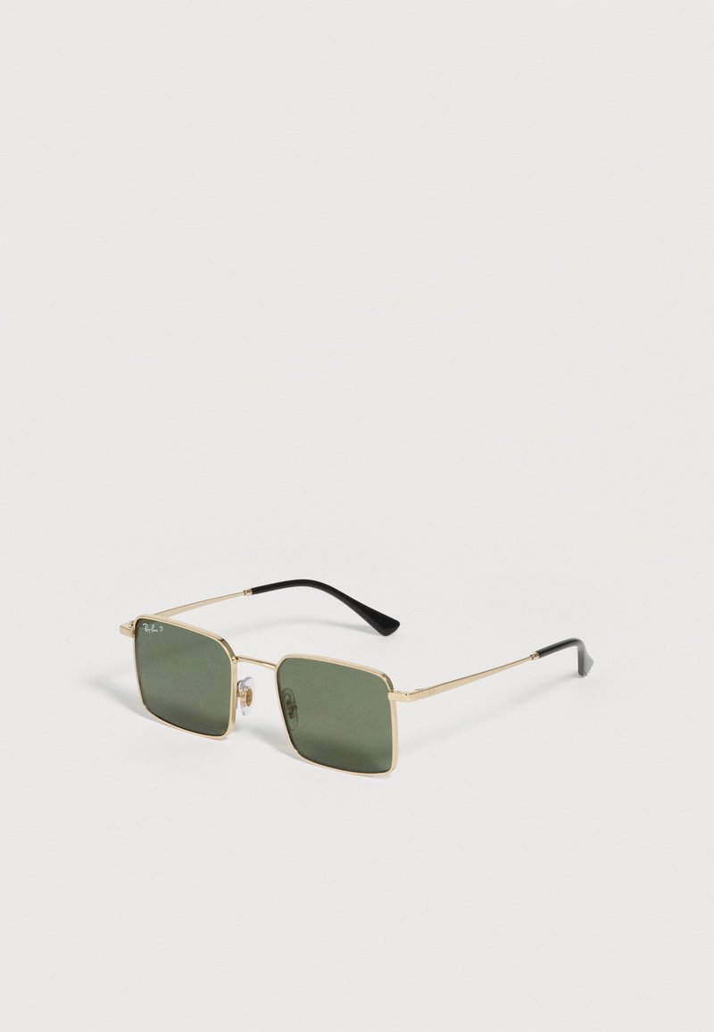 Τετράγωνα γυαλιά ηλίου με πράσινους φακούς και λεπτά μεταλλικά χρυσά πλαίσια με μαύρες άκρες στα πλάγια, σε λευκό φόντο.