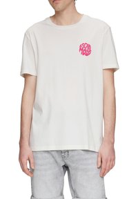 Weißes Baumwoll-T-Shirt mit kurzen Ärmeln und runder Halslinie. Mit einem rosa runden Grafikdesign, das den Text "ESCAPE MOOD" enthält. Lässige Passform.