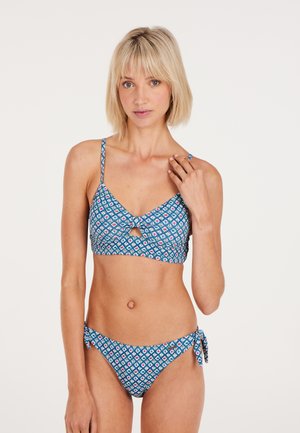Bikini set s modrou vzorovanou tkaninou s diamantovým dizajnom. Vrchná časť m�á detail v tvare kľúčovej dierky a nastaviteľné ramienka; spodná časť s bočnými zaväzovadlami.