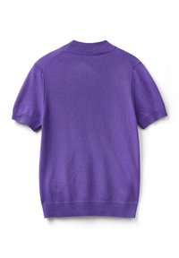 Krátký rukáv pletený svetr v živé purpurové barvě. Má ribbed límec a manžety, hladkou texturu a jednoduchý, klasický design.