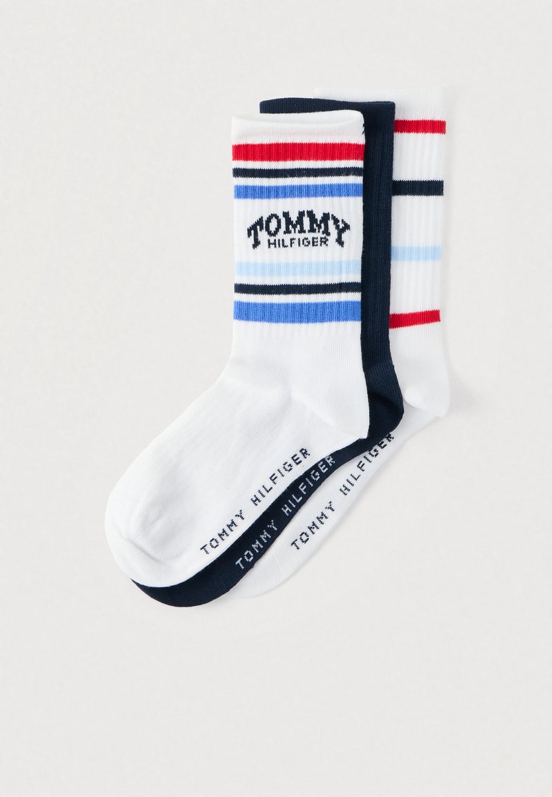 Chaussettes en coton de couleurs blanche, marine et bleu clair, présentant des rayures horizontales et le logo "TOMMY HILFIGER" en bleu foncé.