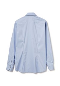 Camisa azul claro de manga larga con pinza en la espalda, cuello, puños con botones y textura de tela lisa. Diseño sencillo, sin patrones ni detalles.