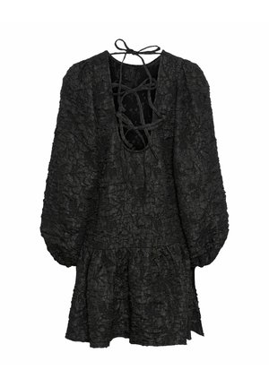 Melnas texturētas kleitas ar garām pūkainām piedurknēm, vilktām malām un dziļu atvērtu muguru ar auklu detaļām.