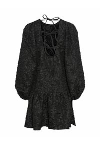 Crna haljina s teksturom koja se ističe dugim pufer rukavima, naboranim rubom i dubokim otvorenim leđima s detaljima vezivanja.