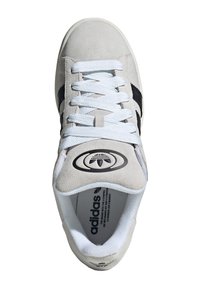 Svijetlo siva zamjena sneakers s crnim detaljima, bijelim vezicama i logotipom na jeziku. Ima podstavljeni ovratnik i tekstuiranu đon.