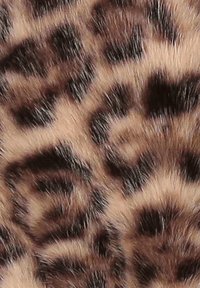 Tessuto in pelliccia con stampa leopardata, caratterizzato da macchie marrone scuro su sfondo beige; la texture appare morbida e pelosa, con una leggera lucentezza.
