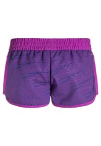 Violet urheiluhousut, joissa on kuviollinen muotoilu, joka sisältää sahalaitaisia viivoja. Vyötärö on koottu, ja reunoissa on yksivärinen korostus.