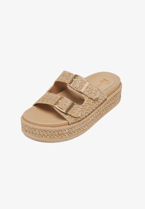 Beige platform sandaal met geweven stoffen bovenkant, twee verstelbare gespen en een gestructureerde jute-stijl tussenzool. Gladde voetbed voor comfort.