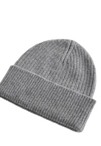 Szara czapka beanie z prążkowanego materiału, z złożonym rękawem, wyeksponowana na białym tle.