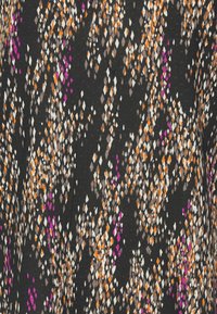 Tessuto multicolore con sfondo nero e motivi a rombo in arancione, bianco, grigio e fucsia, che mostrano dimensioni e texture diverse.