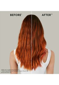 Haar voor en na de behandeling; pluizig, volumineus, levendig rood aan de linkerkant; soepel, glanzend en gedefinieerde golven aan de rechterkant. Achtergrond grijs.