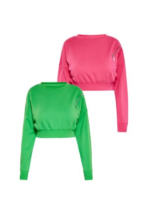 Zwei sweatshirts mit langen Ärmeln und kurzem Schnitt, eines in leuchtendem Grün und eines in leuchtendem Pink, jeweils mit einer kleinen Reißverschlusstasche auf der linken Schulter.