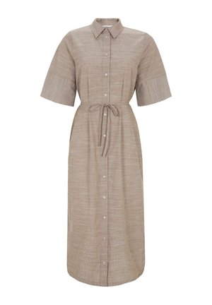 Robe midi marron à carreaux avec manches courtes larges, boutons à l'avant, col et ceinture nouée à la taille.