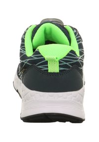 Sportschoen met een donkere bovenkant, groene mesh kraag, gestructureerde zwarte accenten en een witte zool. Voorzien van een trekband aan de achterkant.