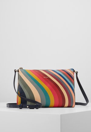Sac bandoulière rectangulaire en cuir avec des rayures diagonales multicolores et une bandoulière noire réglable sur une surface blanche.