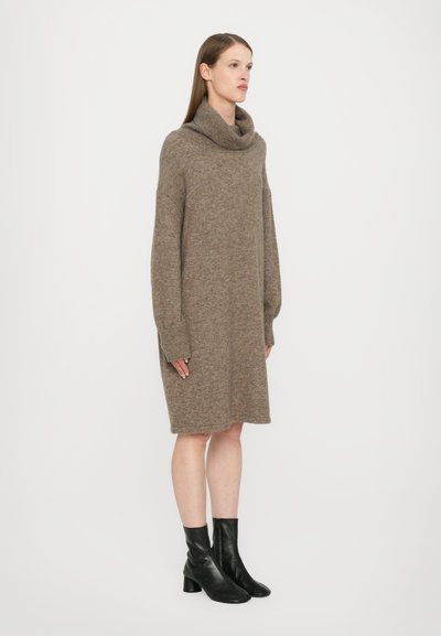 CLOSED ROLLI DRESS SHORT - Strickkleid - clay beige