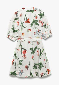 Witte jurk met opgeblazen mouwen, versierd met een kleurrijke bloemen- en kersenprint, een riem met rode knopen op de rug en een ronde halslijn.