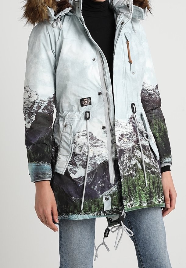 Vaaleansininen parkatakki, jossa vuoristomaisemakuosi. Takissa on irrotettava tekoturkiskaulus, kiristysnyörit vyötäröllä, vetoketjusuljenta ja vetoketjuyksityiskohtia.