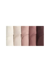Cinq sous-vêtements pliés en rang, présentant un dégradé allant du beige clair au brun foncé, avec des logos de marque discrets sur la ceinture.