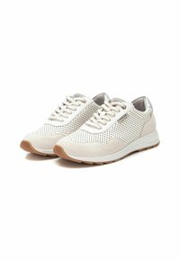 Zapatillas deportivas blancas que combinan cuero perforado y gamuza, con cordones planos, un acento plateado en el talón y una suela de goma.