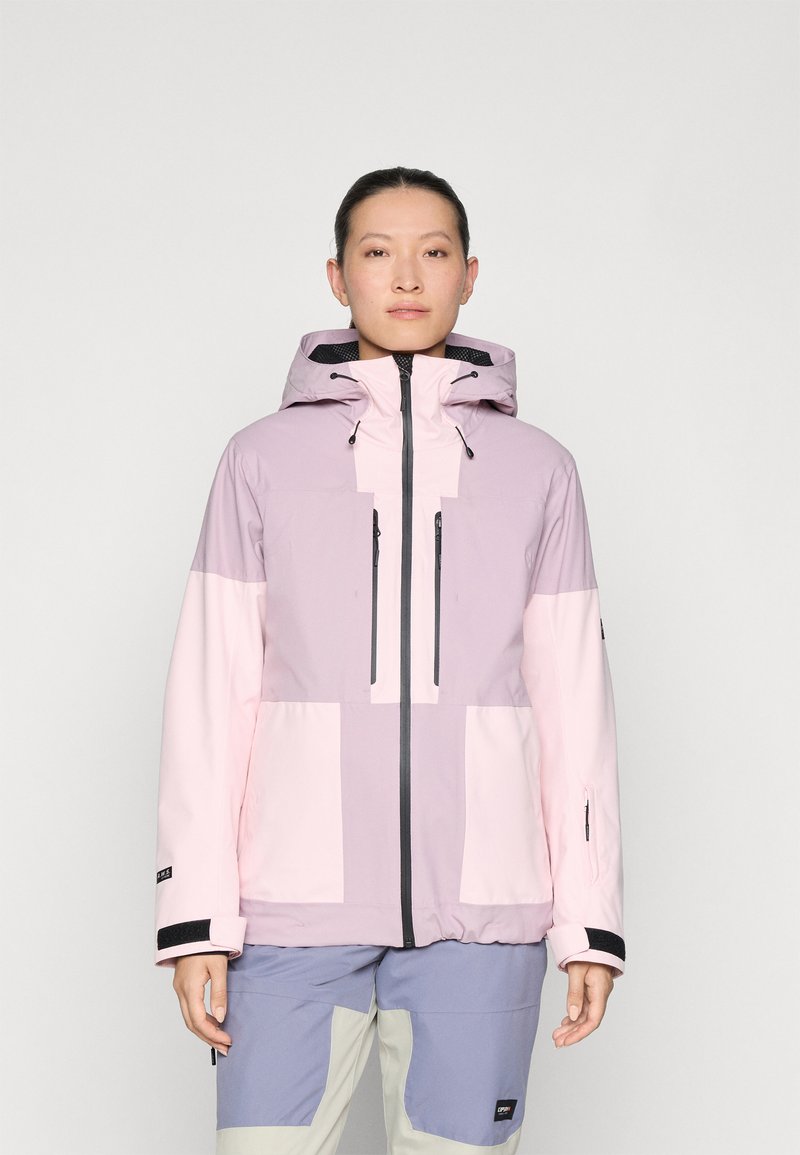 Fargeblokkerte jakke med lyserosa og lavendelpaneler, hette, glidelåsede frontlommer og svarte detaljer. Laget av slitesterkt stoff.