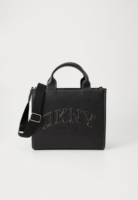 Zwarte leren handtas met dubbele handvatten, verstelbare schouderriem, geperst "DKNY" logo en witte contrasterende stiksels. Gestructureerde rechthoekige vorm.