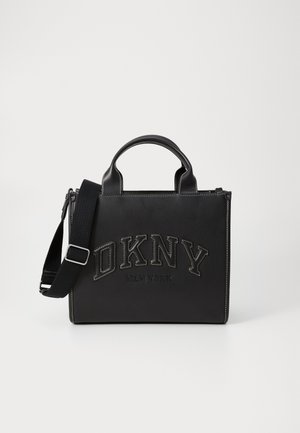 Borsa a tracolla nera in pelle con doppio manico, tracolla regolabile, logo "DKNY" in rilievo e cuciture bianche a contrasto. Forma rettangolare strutturata.