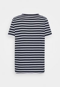 Camiseta de rayas en azul marino y blanco, de manga corta, cuello redondo, material de algodón, rayas horizontales uniformes, sin detalles adicionales.