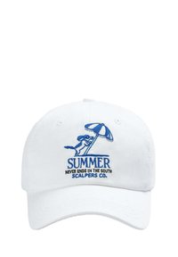 Gorra de béisbol blanca con bordado azul, que presenta un perro y un paraguas, y el texto "EL VERANO NUNCA SE TERMINA EN LOS REVENDEDORES DEL SUR".