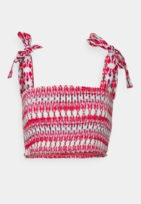 Top bralette con smock en un patrón de tie-dye en blanco, rosa y rojo. Presenta tirantes en los hombros y una tela texturizada para mayor elasticidad y comodidad.