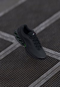 Nike Sportswear AIR MAX DN - Tenisice - black/green strike/anthracite