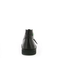 Stivale alla caviglia in pelle nera con una finitura testurizzata, cuciture visibili, punta tonda e suola in gomma. Include un dettaglio con etichetta verde.