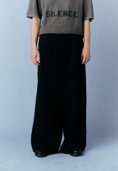 Han Kjøbenhavn WIDE LEG TROUSERS UNISEX - Auduma bikses - black