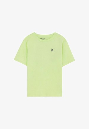 Camiseta de manga corta color verde claro con cuello redondo y pequeño logo de calavera y huesos cruzados en negro en el pecho izquierdo.