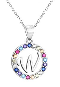 Sömlös silversmycke i form av en cirkel prydd med flerfärgade stenar, som framhäver den framträdande bokstaven "W" i mitten.