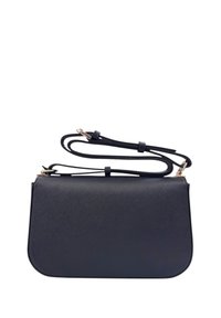 Borsa a mano nera in finta pelle con una superficie liscia, forma rettangolare, hardware dorato e tracolla staccabile.