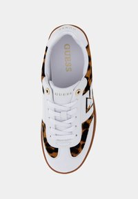 Sneaker bianca con accenti a stampa leopardata, superiore testurizzato e suola in gomma. Presenta un marchio dorato, lacci e design a punta rotonda.