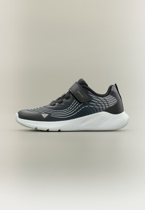 Basket noire et grise avec semelle blanche, empeigne à motifs, bride velcro avec étiquette Geox, et languette au talon pour un enfilage facile.