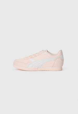 Baskets Puma rose clair avec des rayures et lacets blancs, design bas et semelle texturée sur un fond clair.