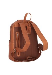 Mochila de cuero marrón con textura de malla en los lados, correas ajustables, bolsillo externo con cremallera y una etiqueta de marca para identificación.